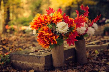 renkli çiçek dekorasyon sırasında tüm azizler günü mezarlıkta