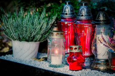 Kırmızı mumlar yanan sırasında tüm azizler günü mezarlıkta