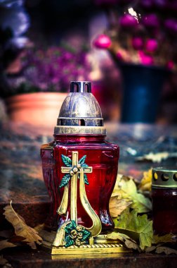 Kırmızı mumlar yanan sırasında tüm azizler günü mezarlıkta