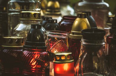 Mezarlıkta tüm azizler günü sırasında renkli mumlar