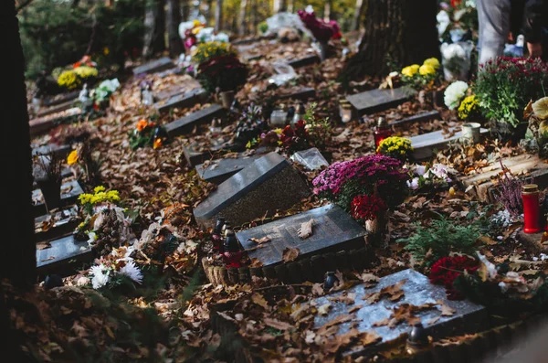 Graven Met Alle Saint Dag Decoratie Herfstbladeren Nachts — Stockfoto