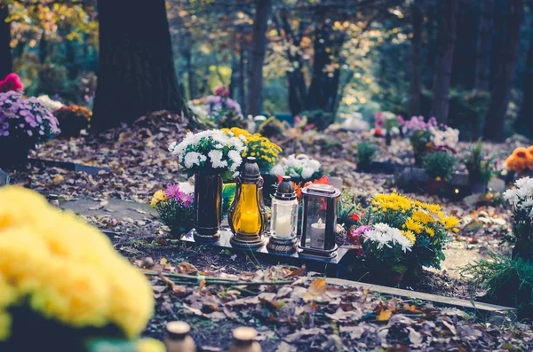 Могилы Всеми Украшениями Святого Дня Листья Осенней Атмосфере — стоковое фото