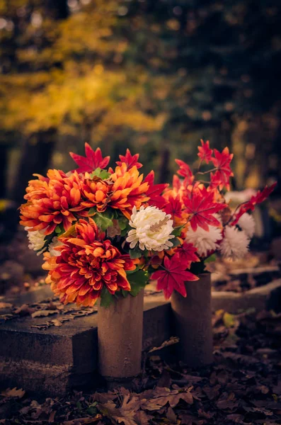 Kleurrijke Bloem Decoratie Tijdens Allerheiligen Begraafplaats — Stockfoto
