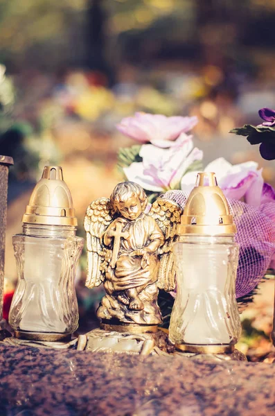 墓地に諸聖人の日の中にカラフルな花とキャンドル装飾 — ストック写真