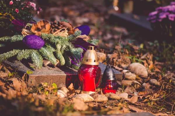 Färgglada Blommor Och Ljus Dekoration Alla Helgons Dag Kyrkogården — Stockfoto