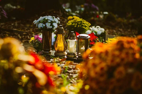 Kleurrijke Bloem Decoratie Tijdens Allerheiligen Begraafplaats — Stockfoto