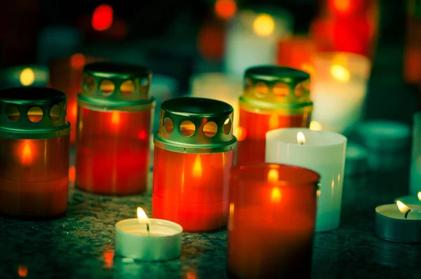 Candele Colorate Durante Festa Ognissanti Cimitero — Foto Stock