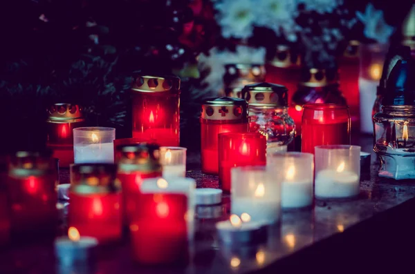 Velas Coloridas Durante Dia Todos Santos Cemitério — Fotografia de Stock