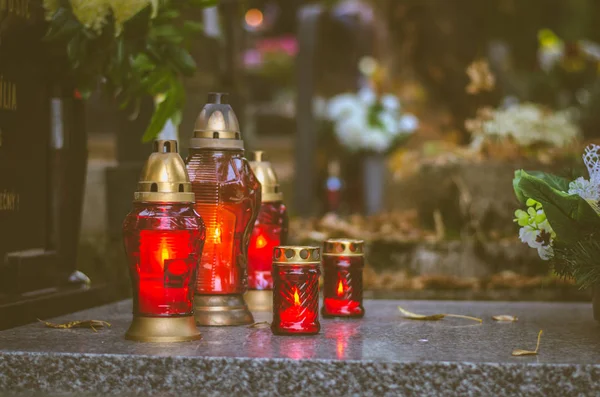 Bougies Brûlantes Colorées Lors Toussaint Cimetière Dans Atmosphère Automnale — Photo