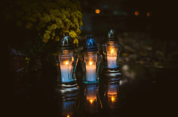 Bunte Brennende Kerzen Allerheiligen Auf Dem Friedhof — Stockfoto