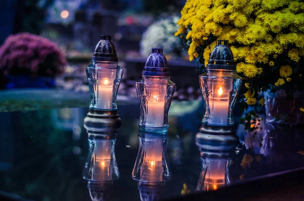 Bunte Brennende Kerzen Allerheiligen Auf Dem Friedhof — Stockfoto