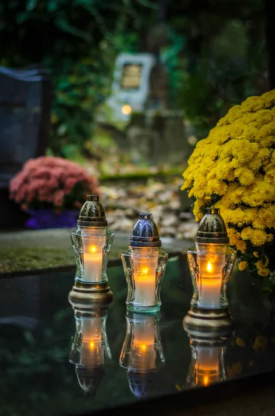 Velas Coloridas Chamas Durante Dia Todos Santos Cemitério — Fotografia de Stock