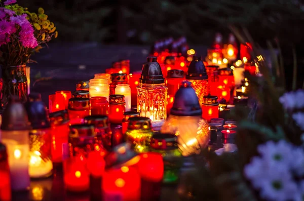 Красочные Горящие Свечи Время Дня Святых Кладбище — стоковое фото