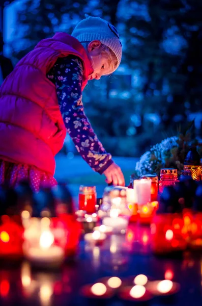 Kind Brennt Kerze Allerheiligen Auf Dem Friedhof Dunkler Nacht — Stockfoto