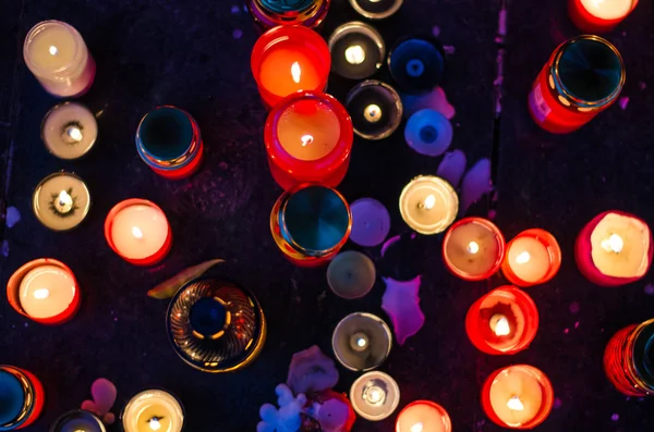 Velas Coloridas Chamas Durante Dia Todos Santos Cemitério — Fotografia de Stock