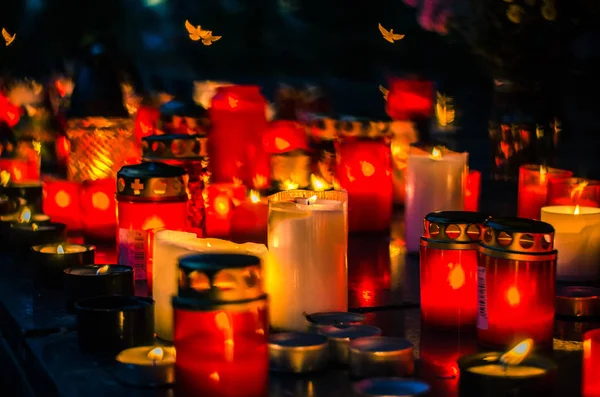 Bunte Brennende Kerzen Allerheiligen Auf Dem Friedhof — Stockfoto