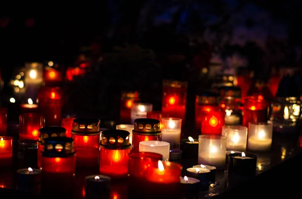 Bunte Brennende Kerzen Allerheiligen Auf Dem Friedhof — Stockfoto