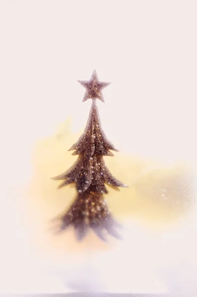 Χρυσή Διακόσμηση Χριστουγεννιάτικο Δέντρο Στο Χώρο Αντιγραφής Παράθυρο — Φωτογραφία Αρχείου