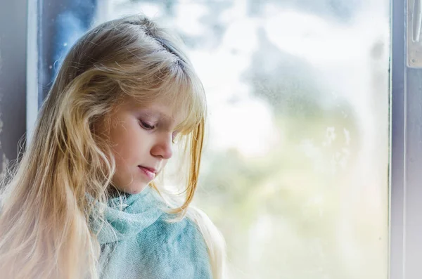 Lief Blond Meisje Zit Bij Het Raam Naar Buiten Zoek — Stockfoto