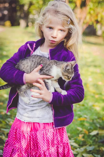 可爱的金发女孩抱着一个蓬松的猫 — 图库照片