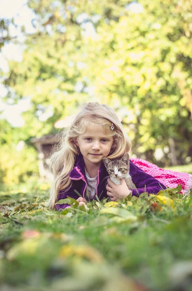 Schöne Blonde Mädchen Mit Katze Und Zusammen Gras Liegend Herbst — Stockfoto
