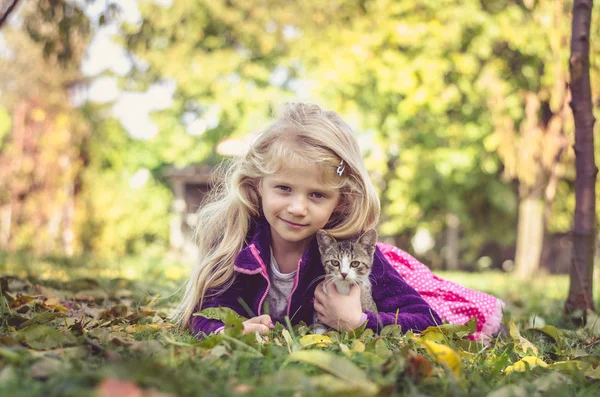 Kedi Ile Güzel Sarışın Kız Sonbahar Zamanında Çim Üzerinde Birlikte — Stok fotoğraf