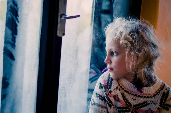 Lief Blond Meisje Zit Bij Het Raam Naar Buiten Zoek — Stockfoto