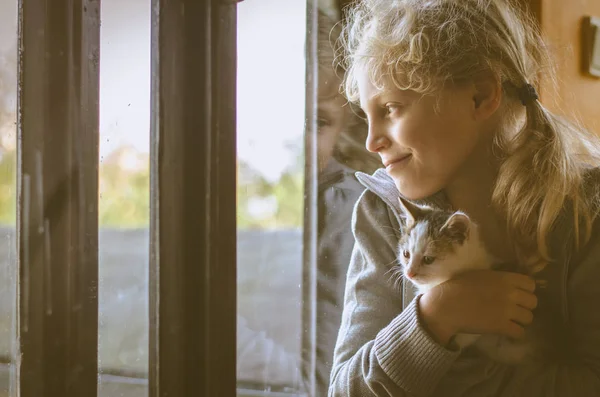 Chica Rubia Sonriente Sentada Junto Ventana Sosteniendo Gato — Foto de Stock