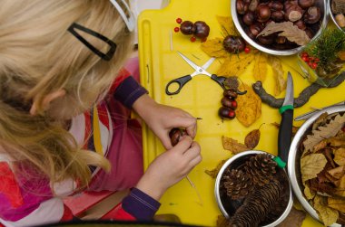küçük sevimli sevimli etkin çocuk harcama zaman sonbahar craftsmaship aktiviteleri ve Hobiler