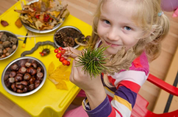 Bambino Attivo Con Attività Artigianali Autunnali Hobby — Foto Stock