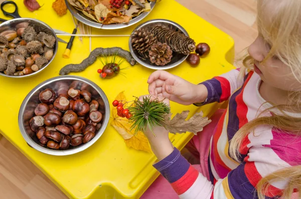 Litet Barn Gör Höst Dekoration Kastanj Kottar Och Ekollon — Stockfoto