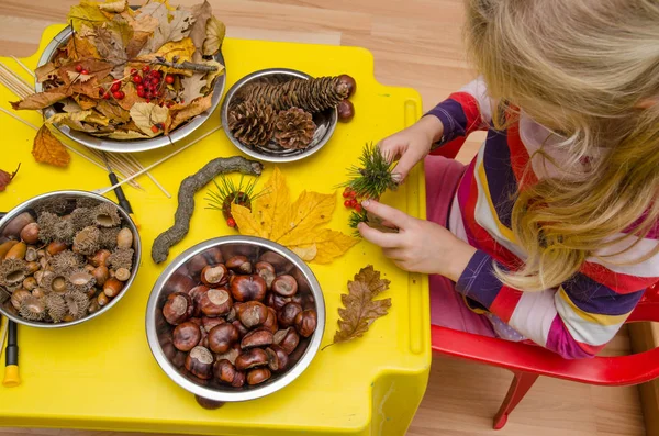 Kleine Mooie Schattige Actieve Jongen Uitgaven Tijd Herfst Craftsmaship Activiteiten — Stockfoto