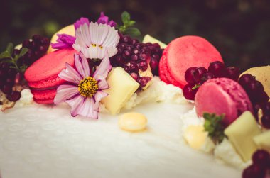 güzel dekorasyon ve yanan mumlar ile doğum günü veya düğün pastası