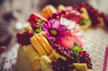 güzel dekorasyon ve yanan mumlar ile doğum günü veya düğün pastası