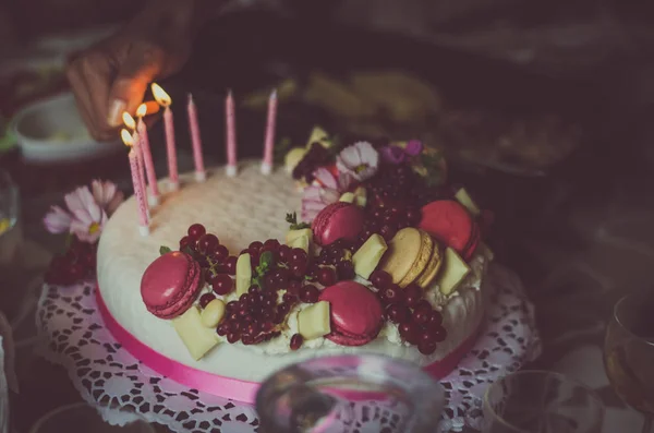 生日或婚礼蛋糕与美丽的装饰和燃烧的蜡烛 — 图库照片