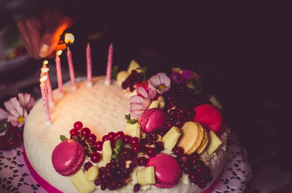 Aniversário Bolo Casamento Com Bela Decoração Velas Ardentes — Fotografia de Stock