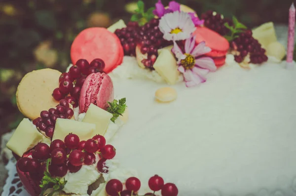 Aniversário Bolo Casamento Com Bela Decoração Velas Ardentes — Fotografia de Stock