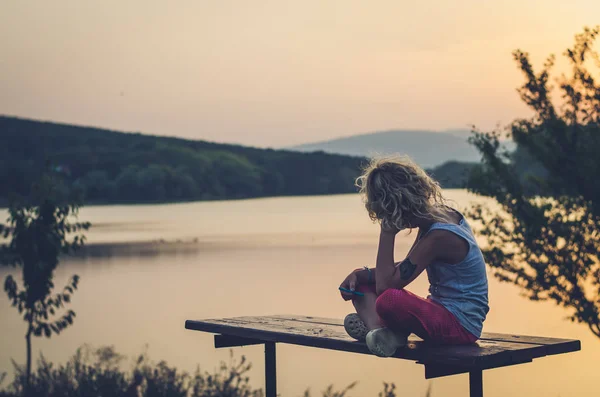 Linda Menina Loira Vista Para Trás Olhando Para Lagoa Pôr — Fotografia de Stock