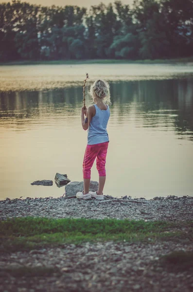 Entzückendes Kleines Mädchen Angelt Mit Hausgemachter Angel Teich Bei Sonnenuntergang — Stockfoto