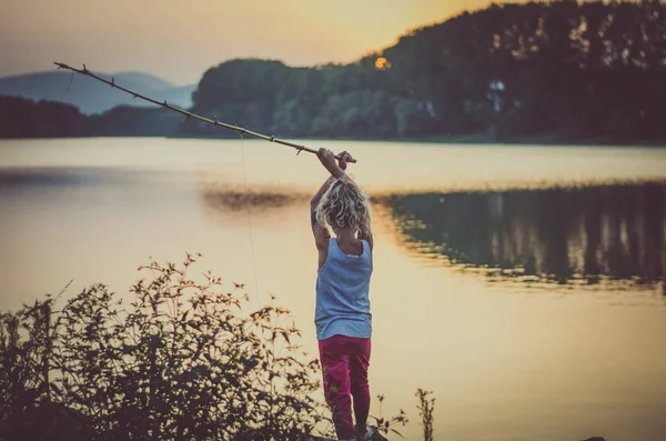 Bedårande Liten Flicka Fiske Med Hemgjort Fiskespö Vid Dammen Vid — Stockfoto