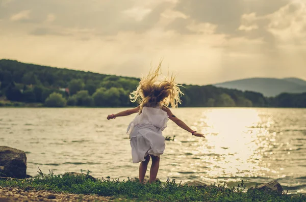 Adorável Menina Vestido Lagoa Livre Parte Tarde Relaxante Pôr Sol — Fotografia de Stock