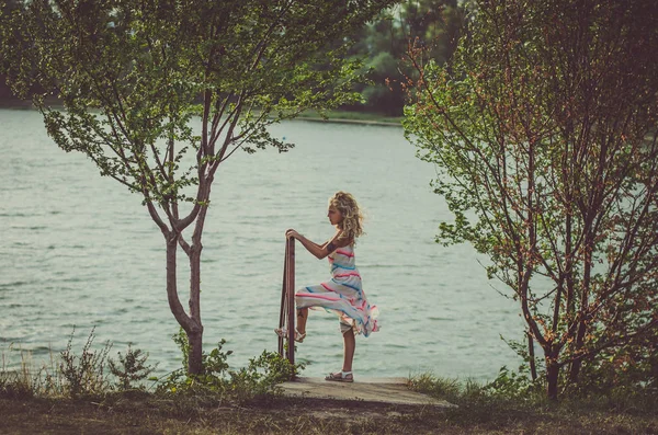 Rozkošná Holčička Šatech Rybníka Venku Odpoledních Hodinách Pohled Zezadu — Stock fotografie