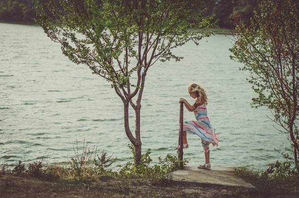 Rozkošná Holčička Šatech Rybníka Venku Odpoledních Hodinách Pohled Zezadu — Stock fotografie