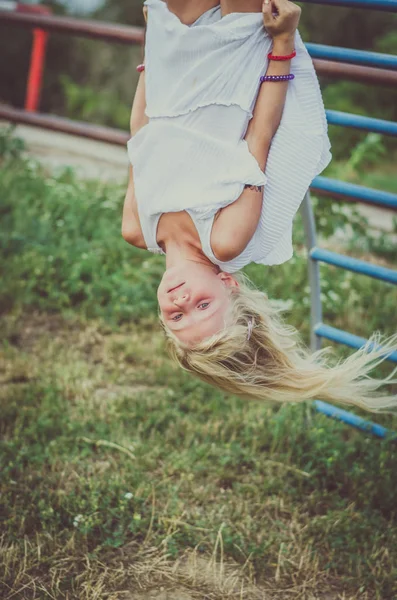 Adorável Menina Playground Com Cabelo Soprando — Fotografia de Stock