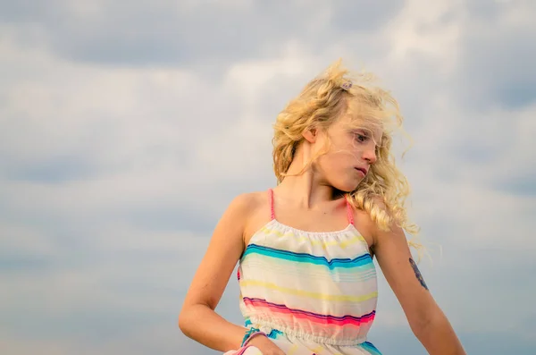Sarı Saçlı Portre Mavi Gökyüzü Ile Sevimli Küçük Kız — Stok fotoğraf