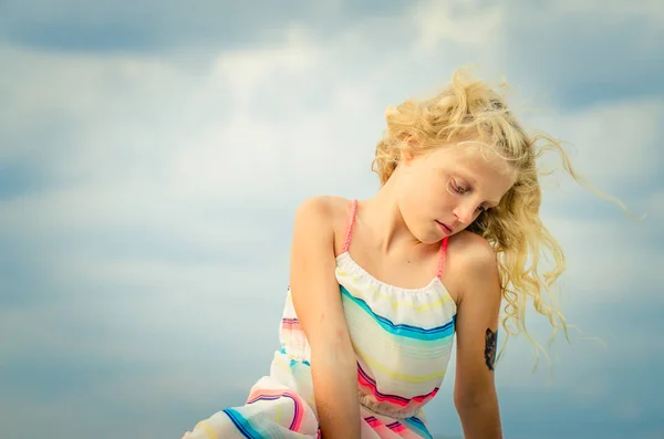 Bedårande Liten Tjej Med Blont Hår Porträtt Och Blå Himmel — Stockfoto