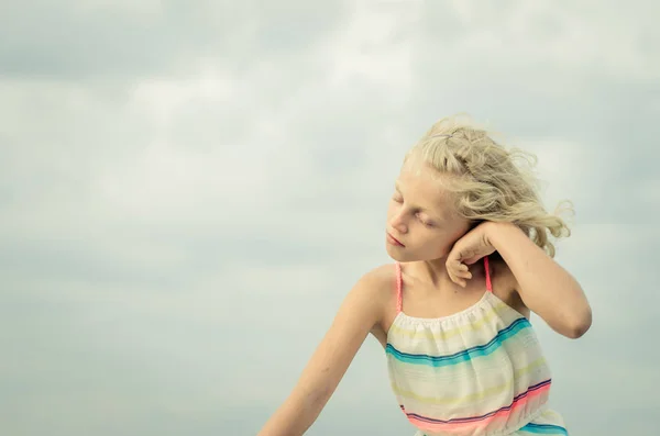 Adorable Niña Con Cabello Rubio Retrato Cielo Azul —  Fotos de Stock