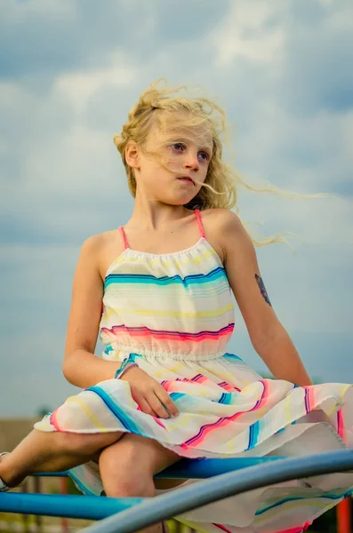 Entzückendes Kleines Mädchen Mit Blonden Haaren Porträt Und Blauem Himmel — Stockfoto