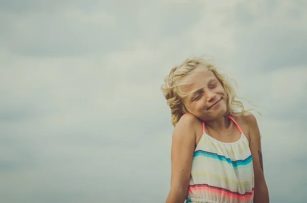 Adorável Menina Com Cabelo Loiro Retrato Céu Azul — Fotografia de Stock