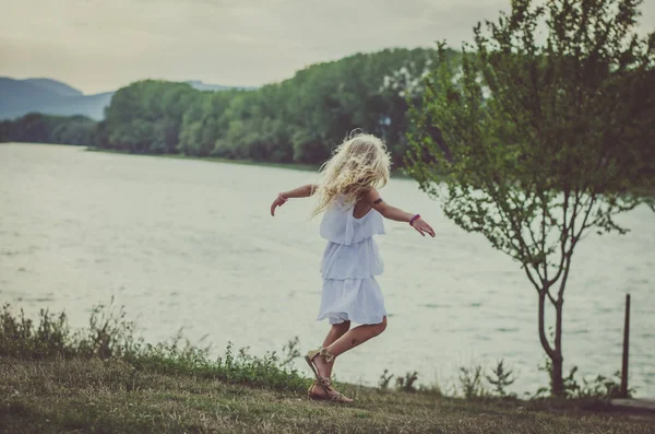 Adorável Menina Vestido Lagoa Livre Tarde Divertindo Pôr Sol Laranja — Fotografia de Stock